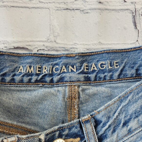 American Eagle Woman’s blue distressed highest rise mom jeans size 2 Regular - Picture 9 of 12